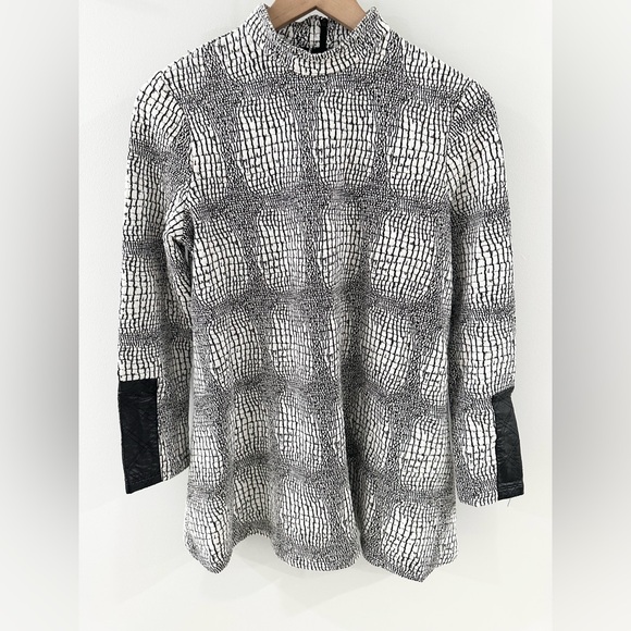 Tyler Boe Chrissy Capelet Tunic Top Black & White Size XS - Picture 4 of 6